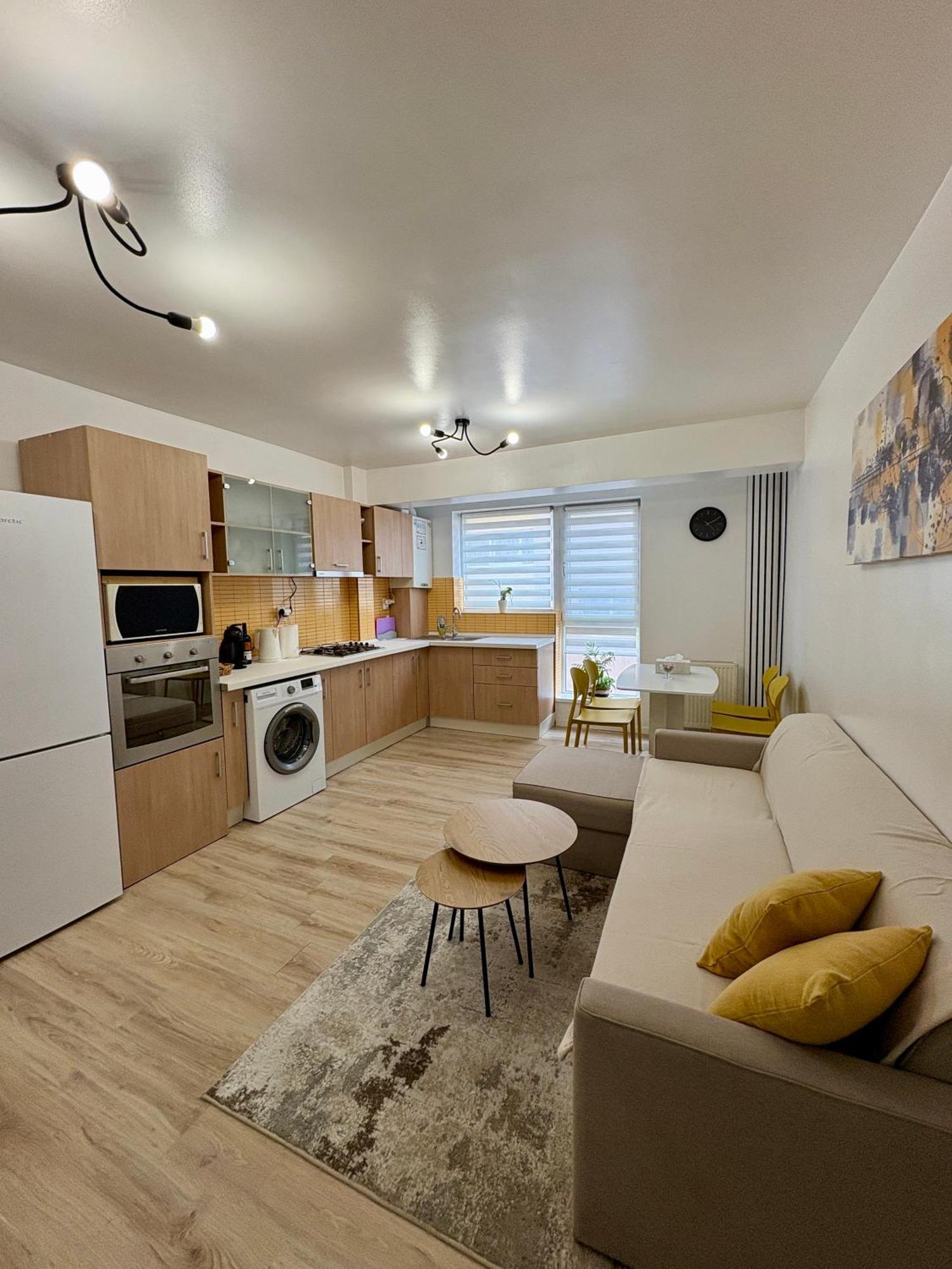 Yellow Apartment Floresti  Luaran gambar